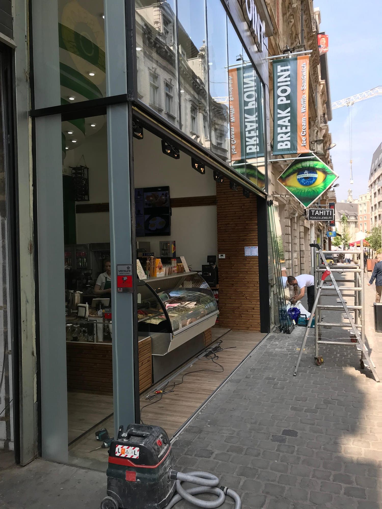 Intérieur du commerce vu à travers la vitrine toute hauteur
