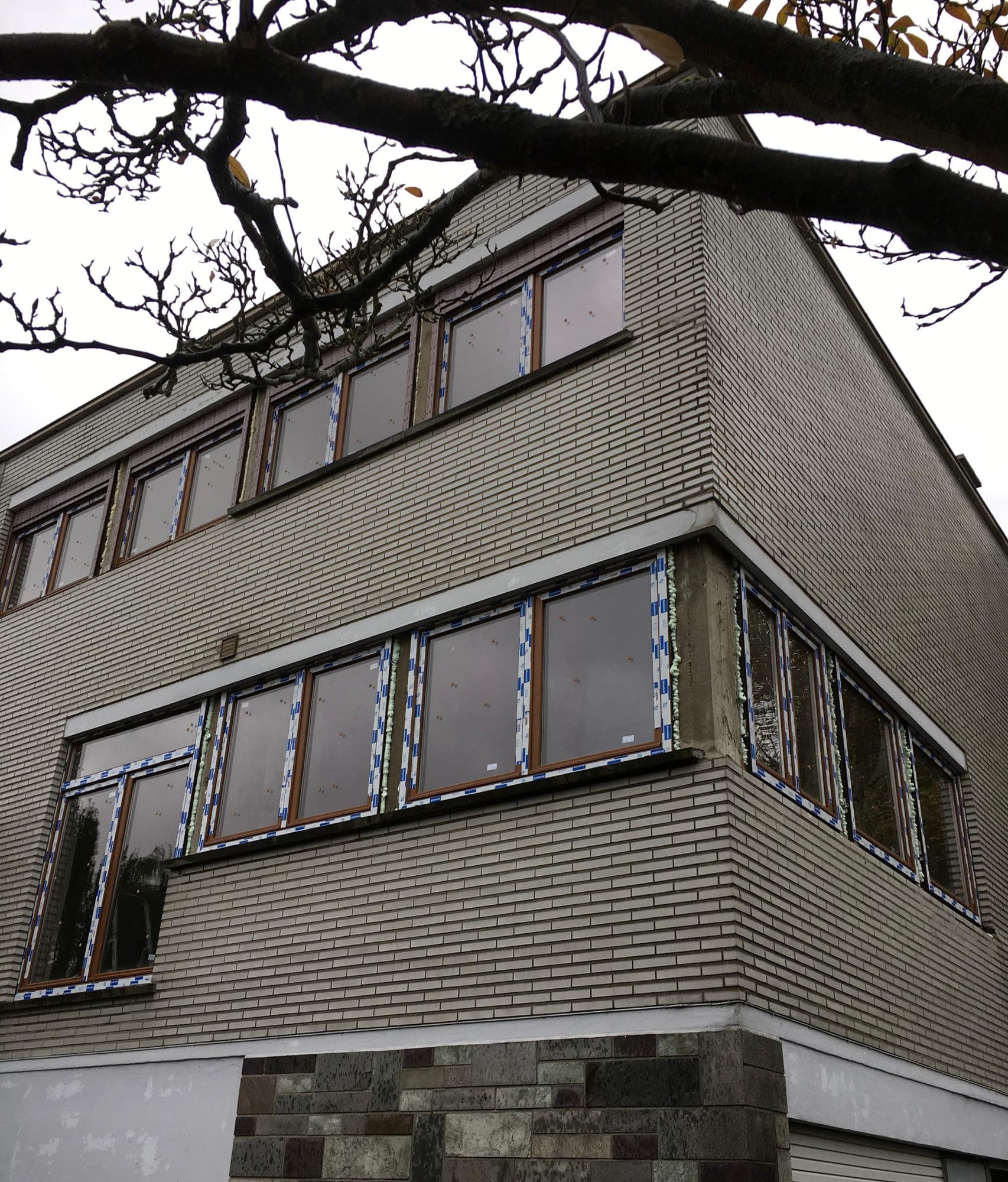 Angle de façade avec les nouvelles fenêtres posées