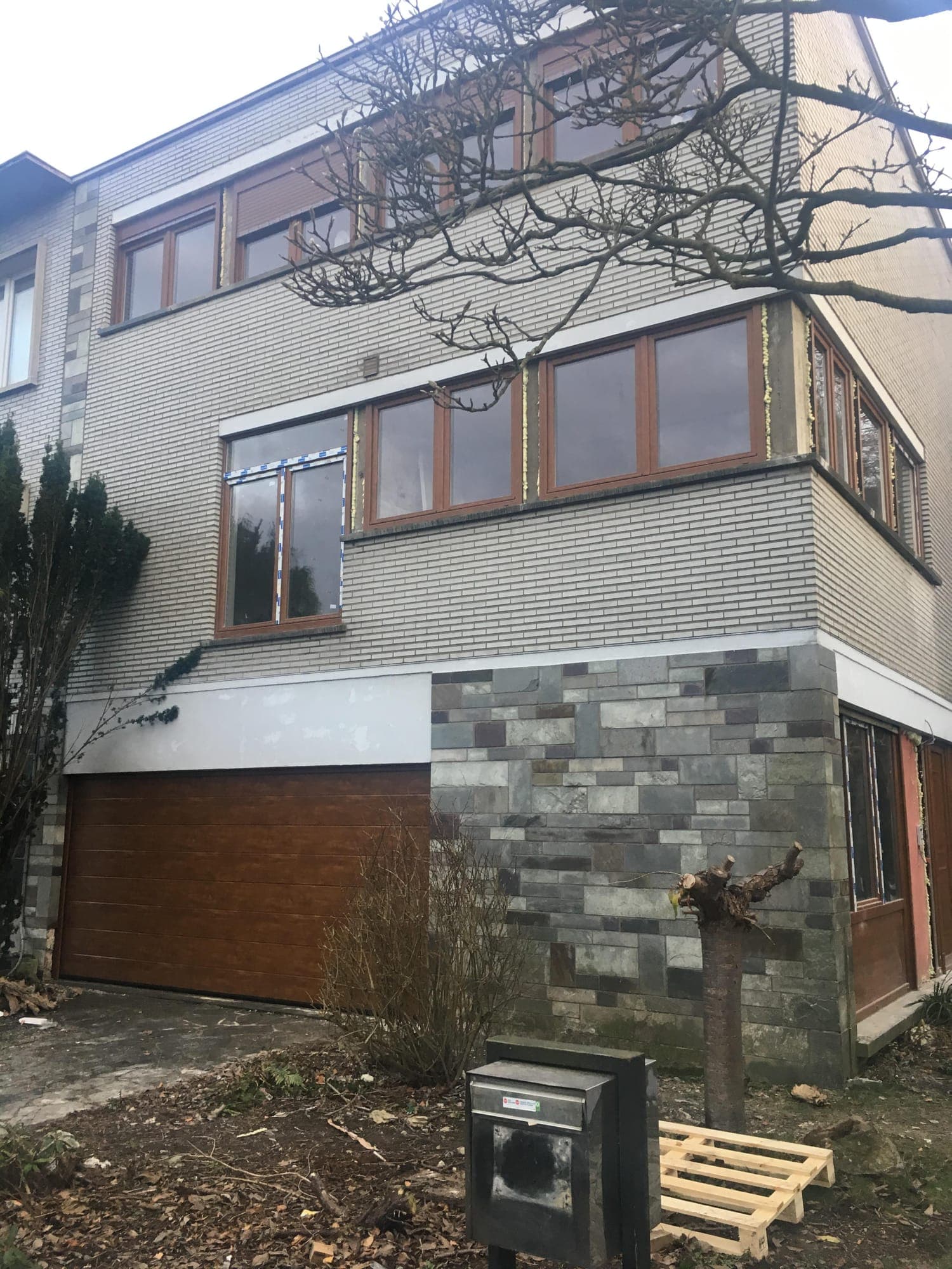 Fenêtres en ton bois posées sur une façade contemporaine