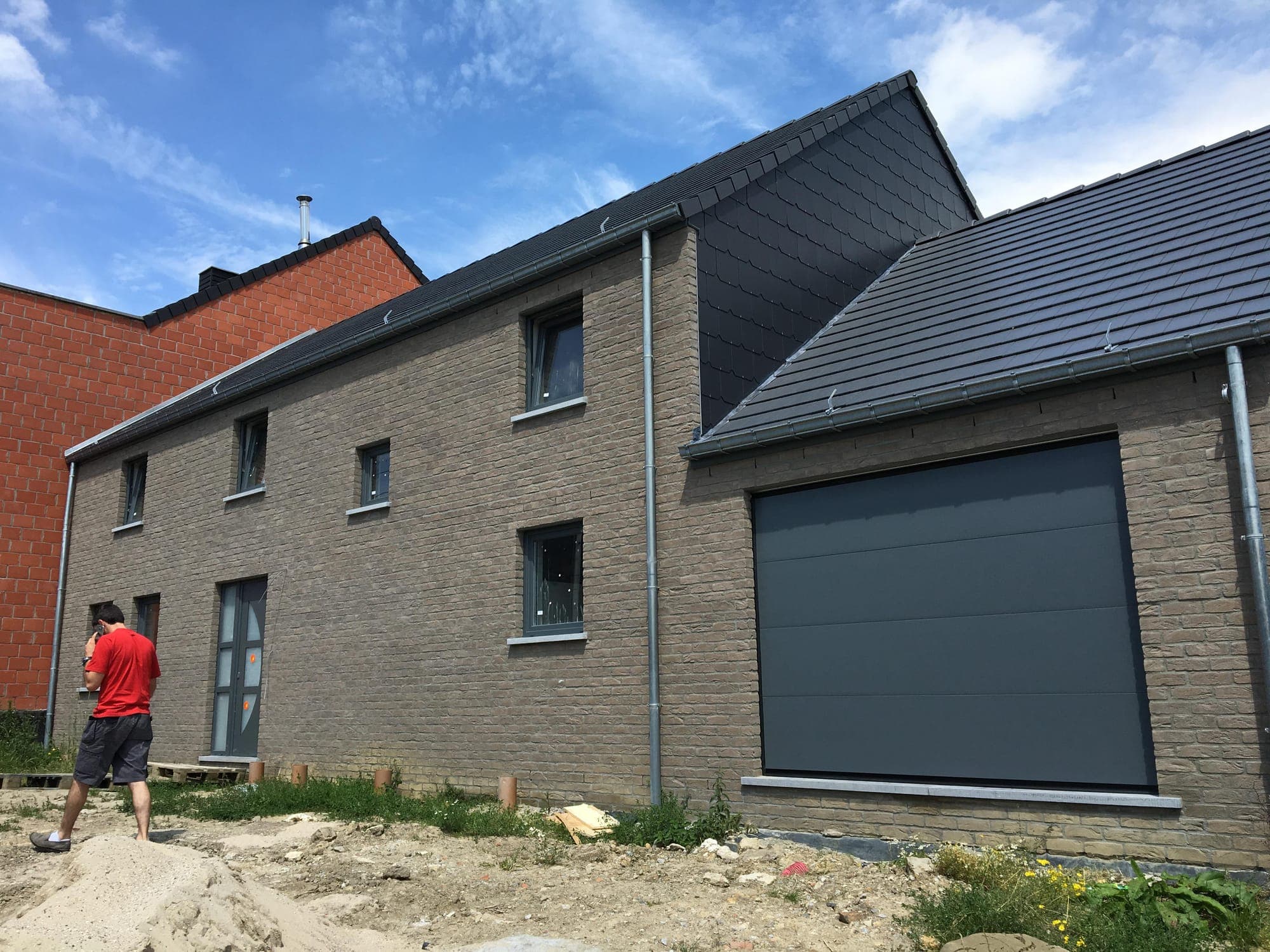 Maison neuve équipée de ses fenêtres et de sa porte de garage