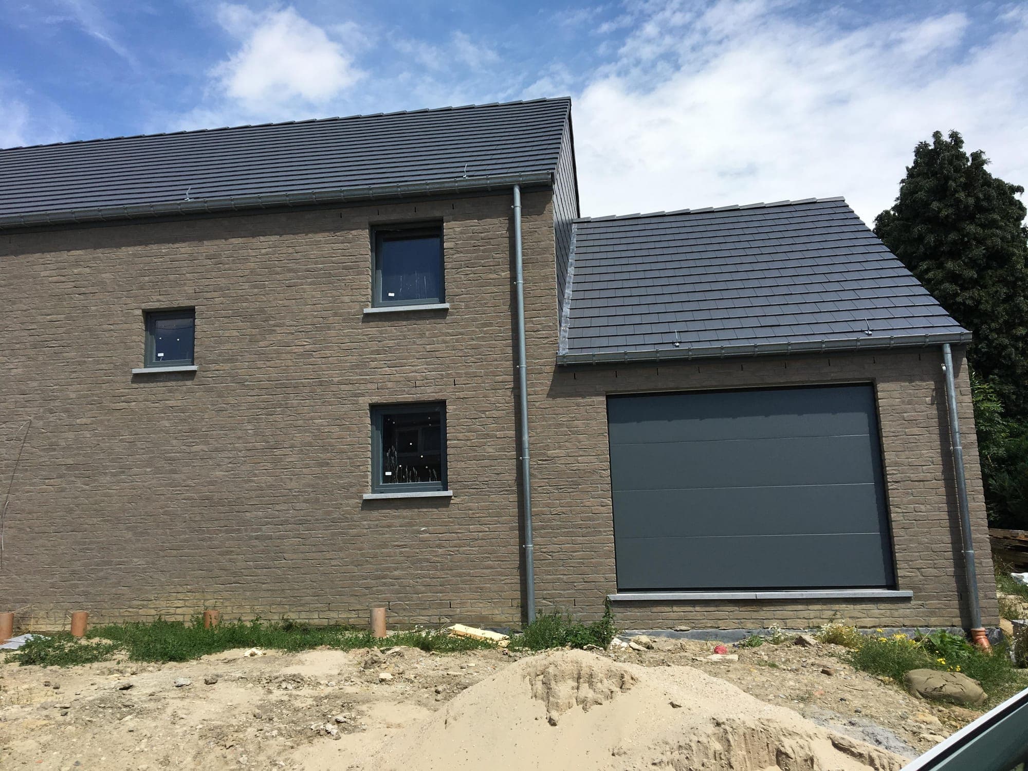 Porte de garage sectionnelle posée sur la maison neuve