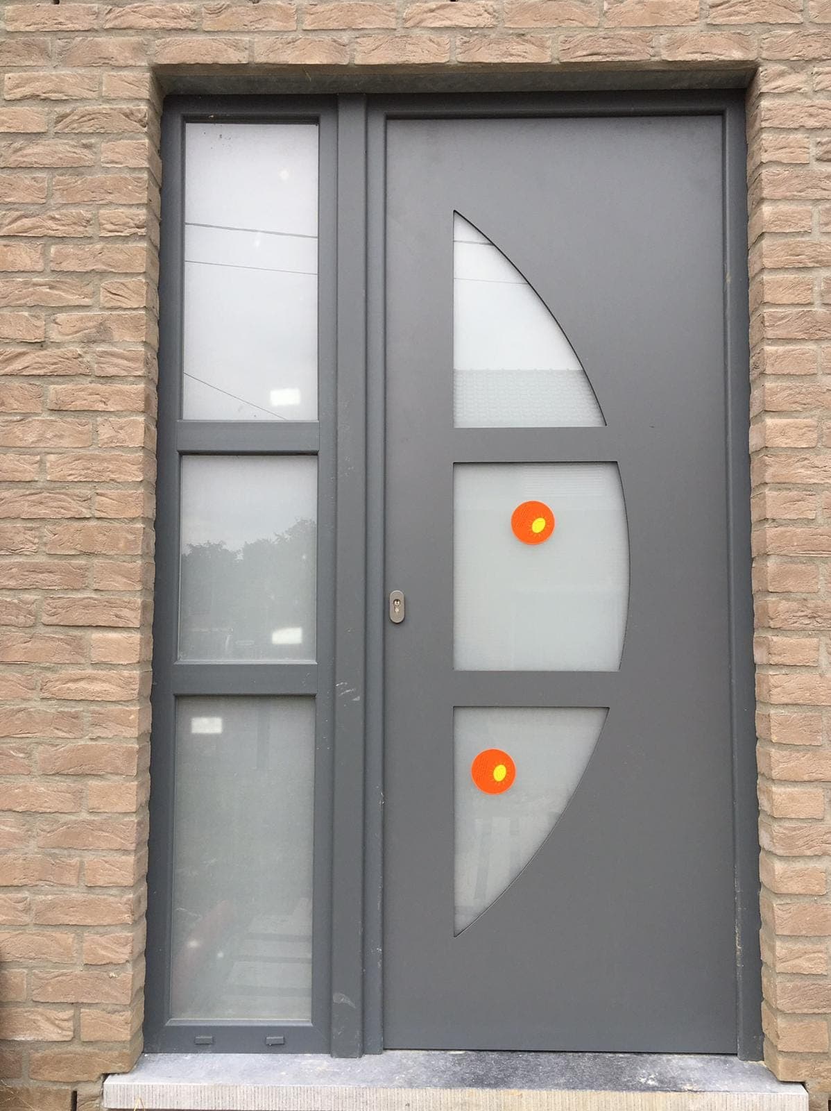 Porte d'entrée aluminium anthracite à panneaux décoratifs