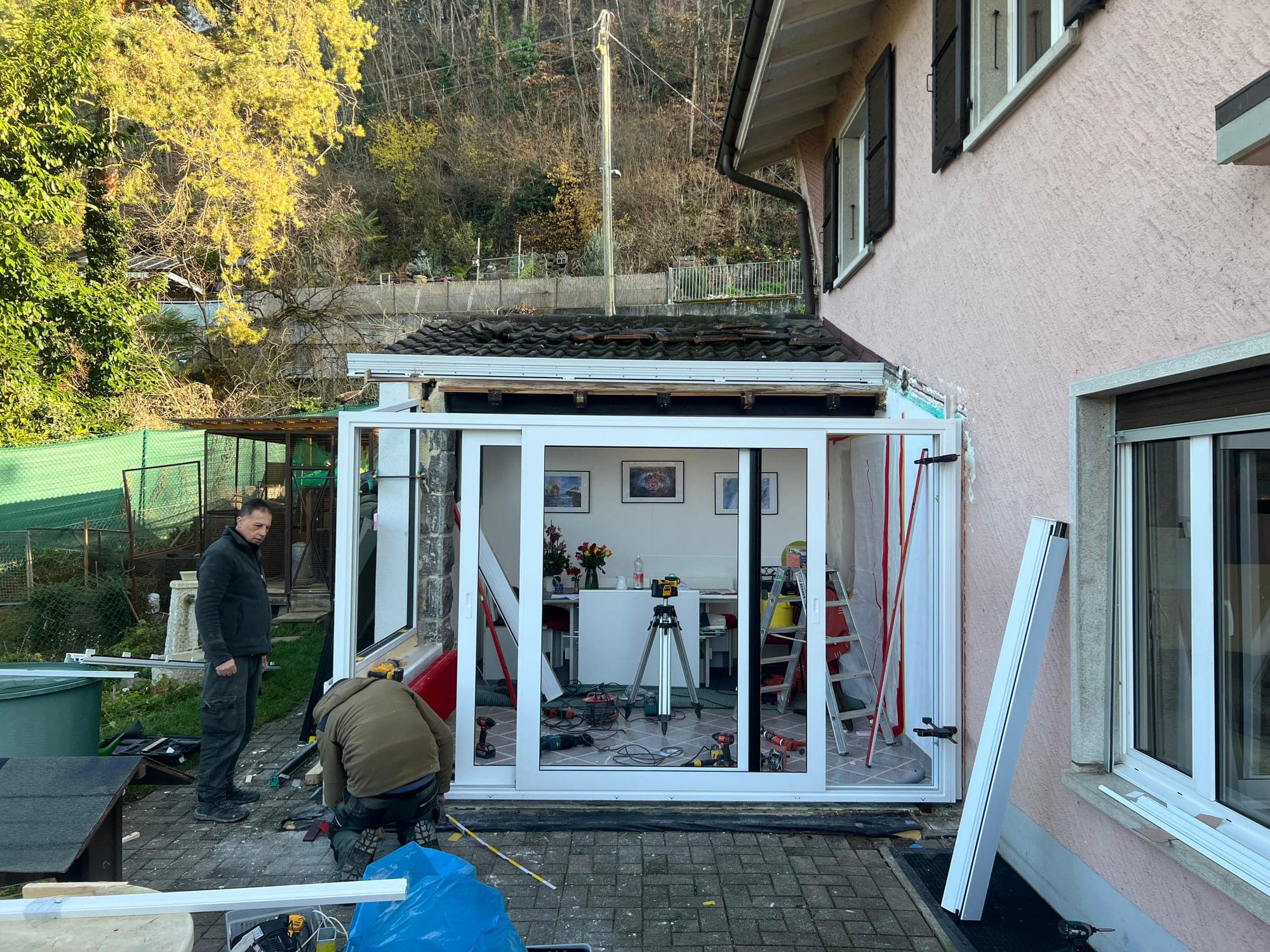 Assemblage des profilés de la véranda avant vitrage