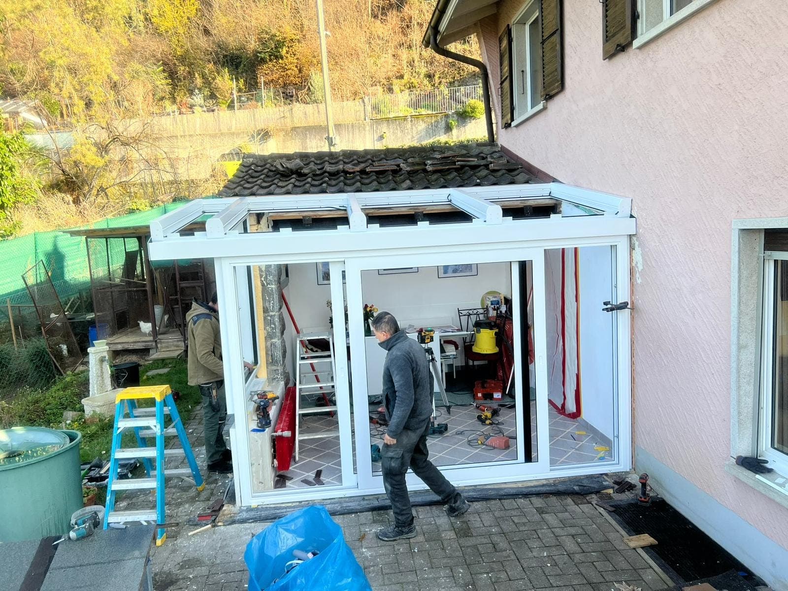 Montage de l'ossature aluminium de la véranda par l'équipe