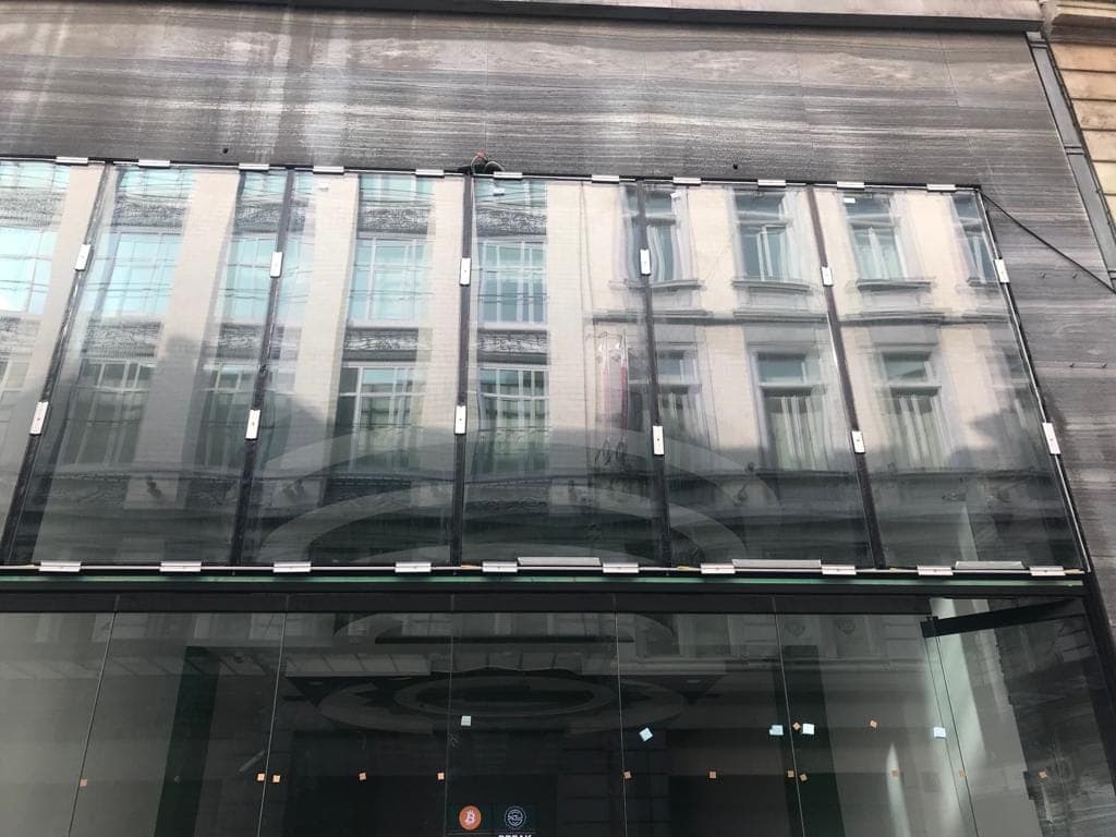 Marquise vitrée en surplomb, vue de dessus